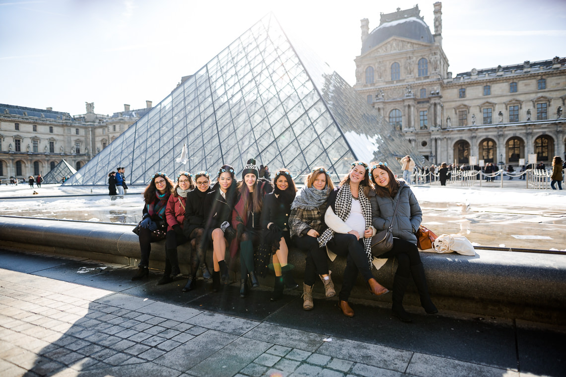 photo d'evjf devant la pyramide du louvre