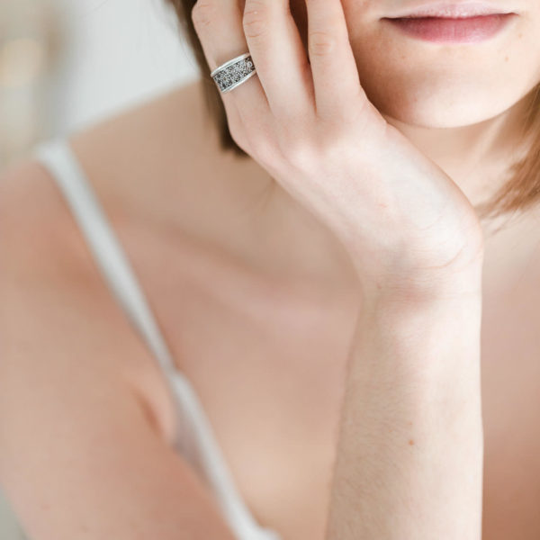 portrait-femme-interieur-cocooning-005 portrait-femme-interieur-cocooning-005