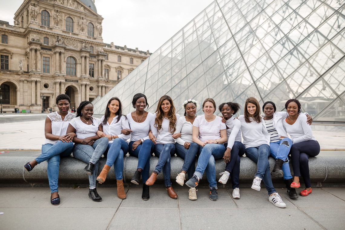 photo devant la pyramide du louvre