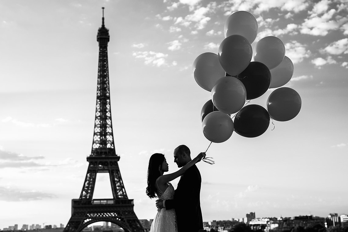 couple sous la tour eiffel