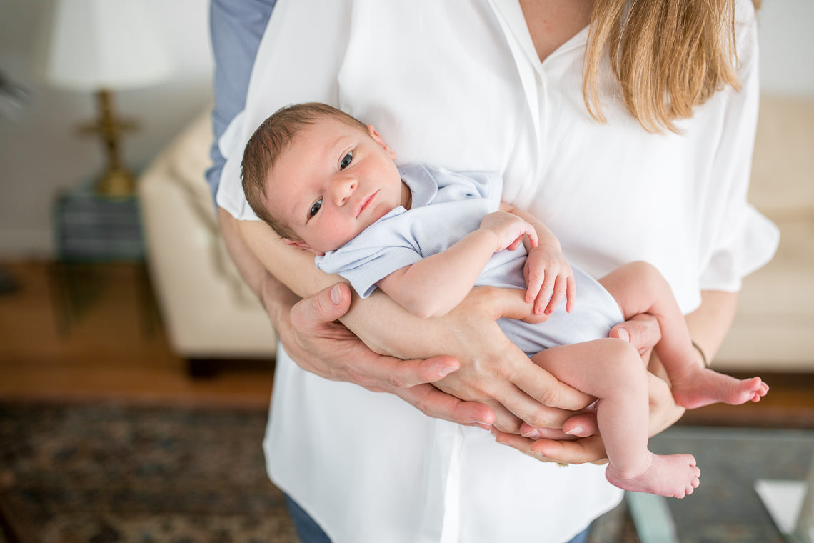 nouveau-né porté par ses parents