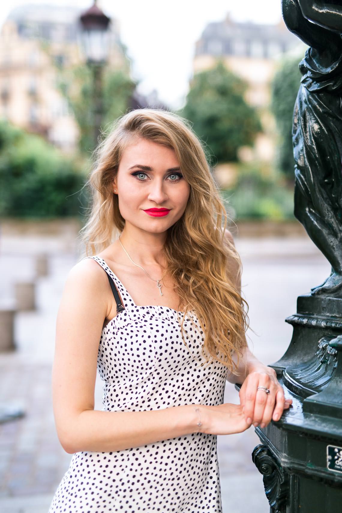 femme parisienne près d'une fontaine