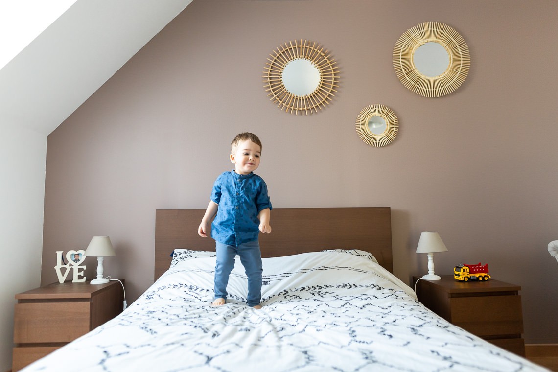 enfant qui joue sur le lit