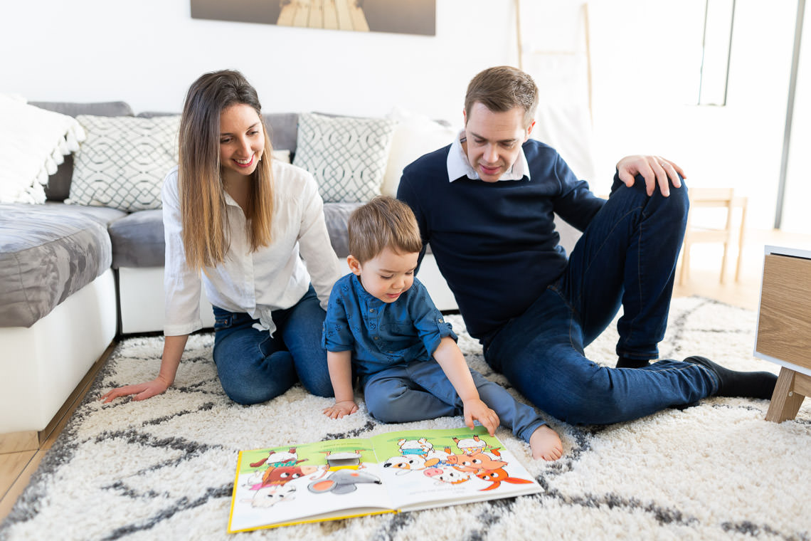lire un livre avec ses parents