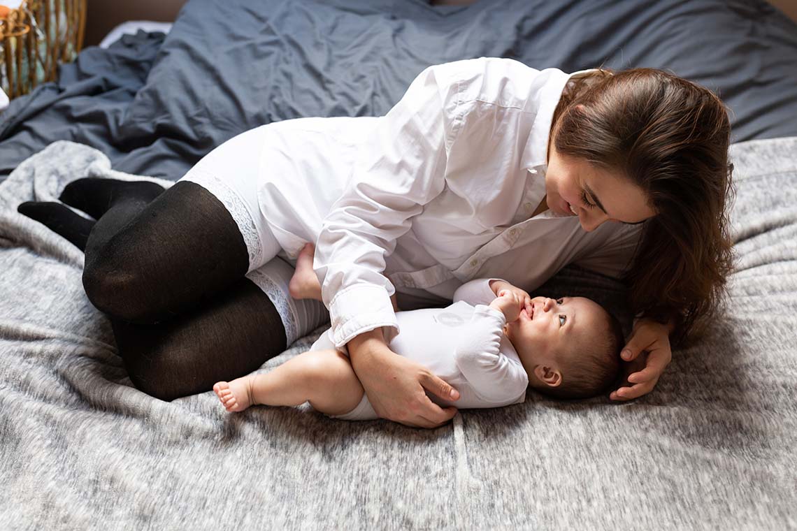 Romy et sa maman les yeux dans les yeux
