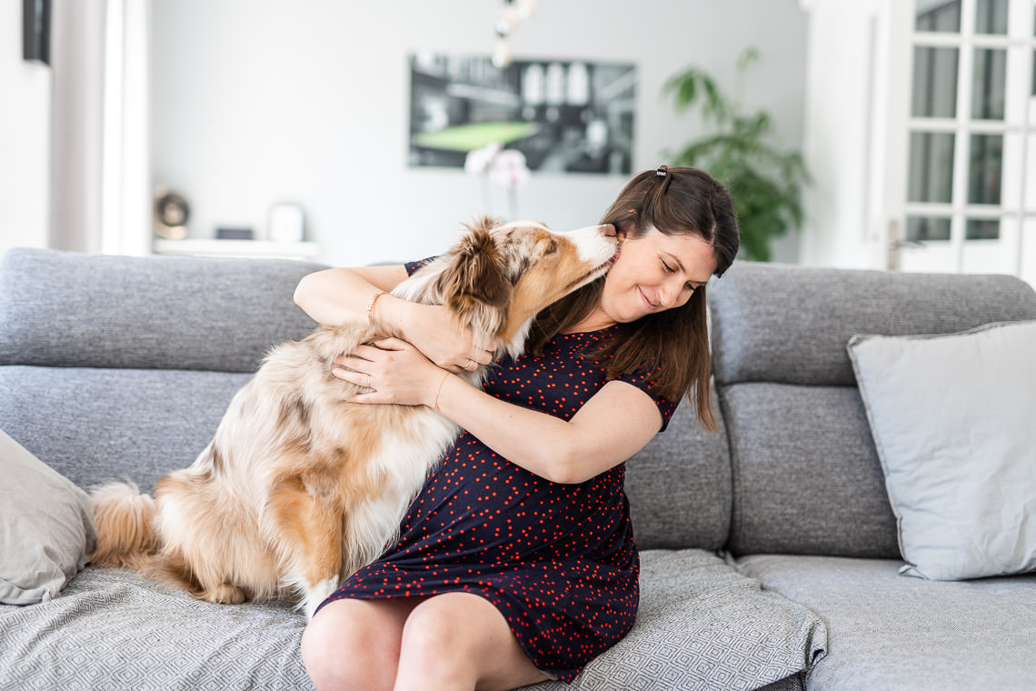 Photos de grossesse avec son chien à domicile