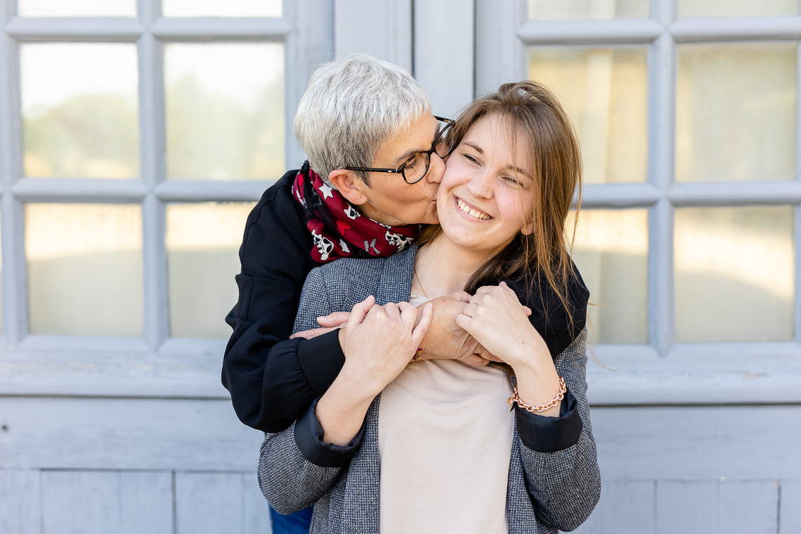 9 exemples de poses pour un shooting mère / fille adultes