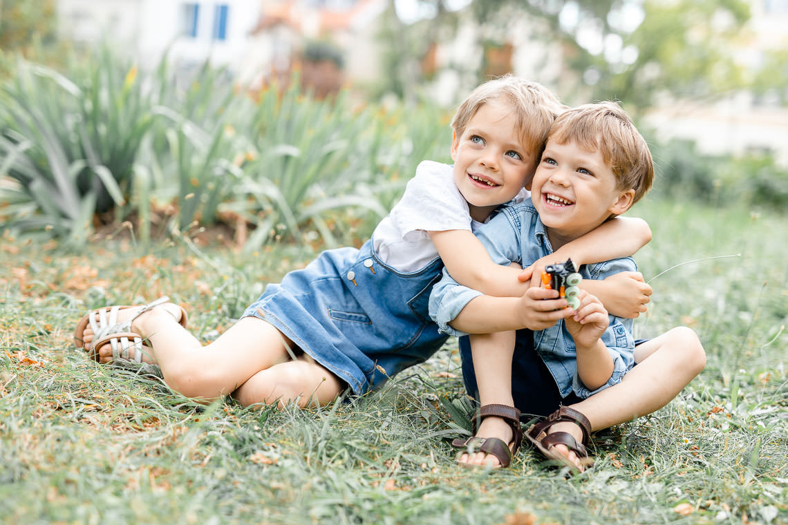 photos de frères et soeurs dans l'herbe dans le 92