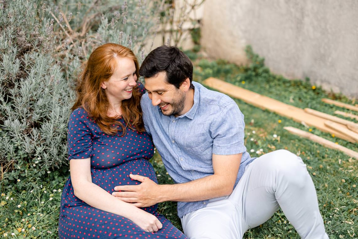 Faire une séance photo de grossesse dans son jardin