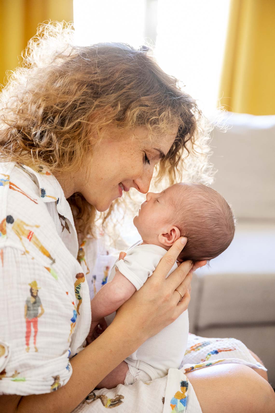 maman et bébé nez à nez