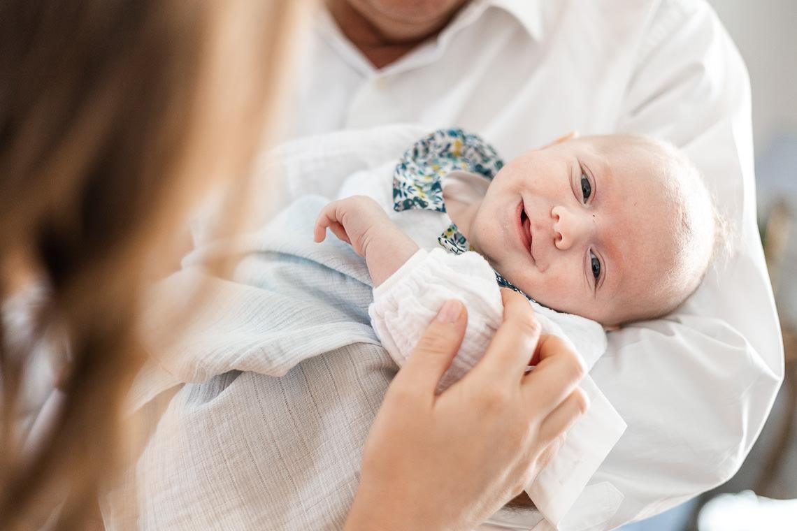 bébé qui va se faire baptiser