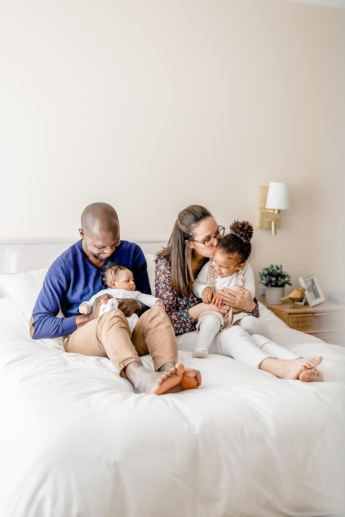 photo de famille et bébé dans la chambre parentale