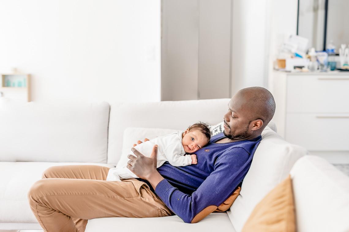 photo de bébé et papa dans le canapé