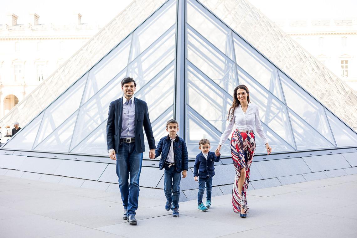photographe famille pyramide louvre