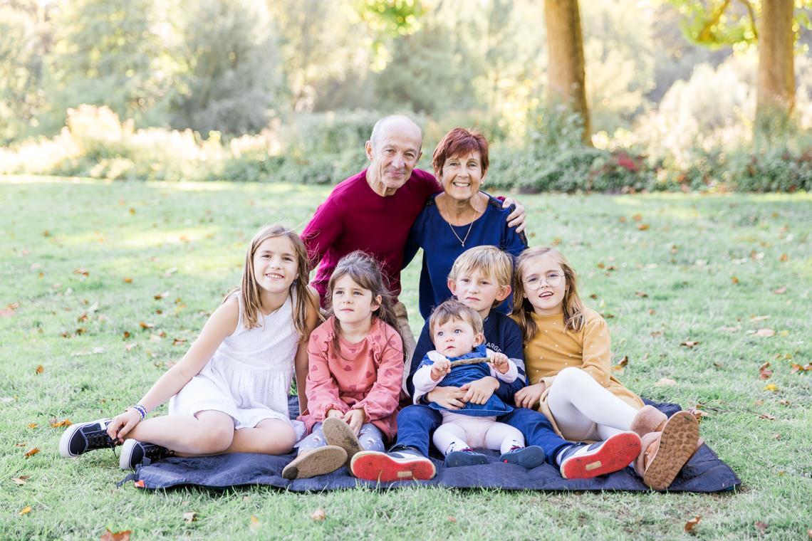 famille intergénérationnelle parc