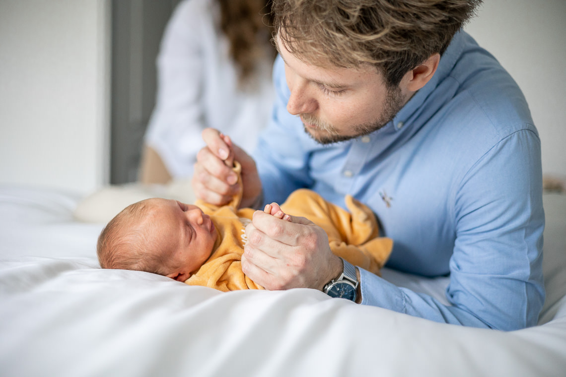 photos de bébé ; comment choisir entre photos lifestyle et photos studio