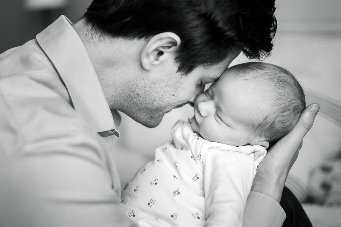 photo de bébé à domicile noir et blanc papa et bébé nez contre nez